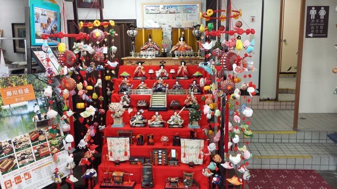 柳川市内のおよそ50か所にある雛人形や「さげもん」