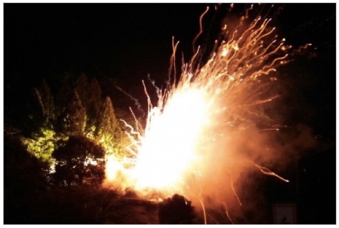 久留米市山川町「花火動乱蜂」爆音とともに火花が散る圧倒的な迫力！
