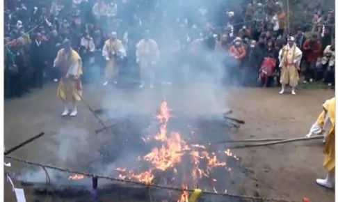 2018年1月17日（水）、福岡県小郡市横隈にある如意輪寺（にょいりんじ）において「如意輪寺 火渡り」が行われます。境内広場の中央に、直径2m、高さ3mほどに積み上げられたヒノキの枝葉を燃やし、その炎の中に僧たちが護摩木を投じ、ホラ貝や太鼓、鉦を打ち鳴らしながら読経を続け、無病息災、家内安全などを祈ります。