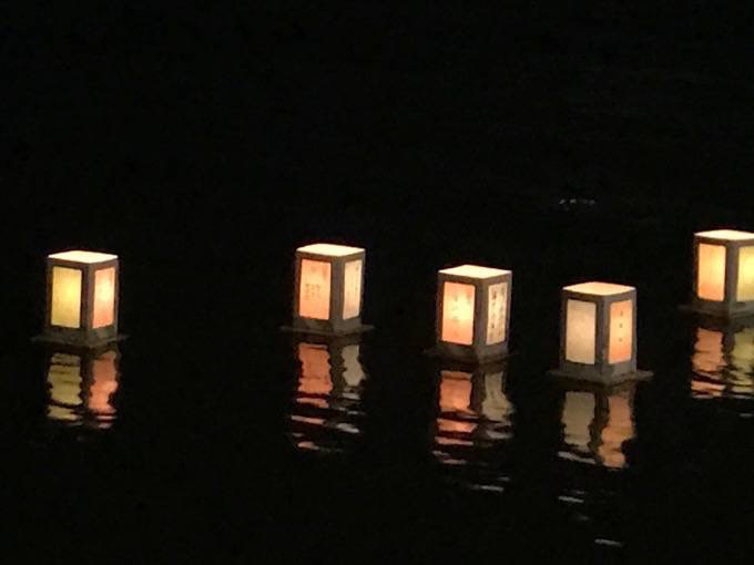 「久留米流し灯籠」灯籠約3,000個 故人をしのぶ行事 水天宮河川敷にて開催
