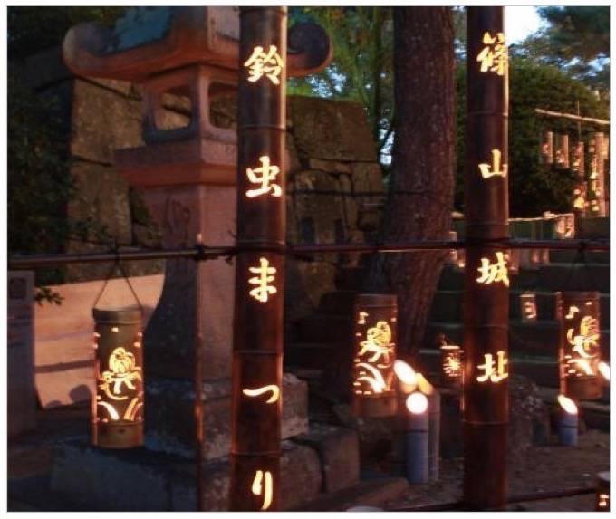 篠山城趾鈴虫まつり 久留米市篠山神社の参道を導く竹灯篭と鈴虫の音色