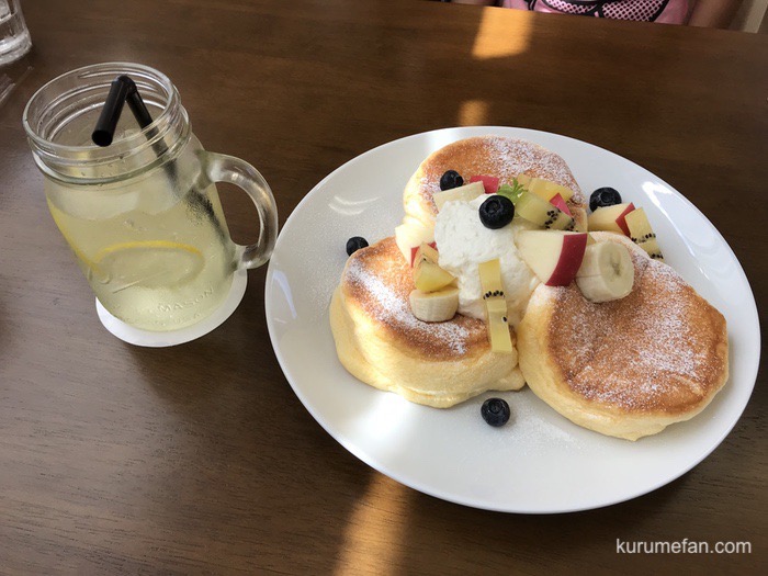 恋CAFE 恋するパンケーキ（フレッシュフルーツ）と自家製レモネードを注文