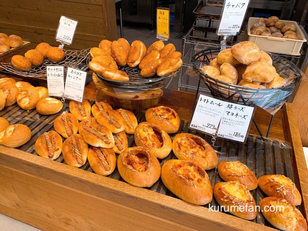 サンタカフェベーカリー グランママ 70種類以上の焼きたてパンを提供