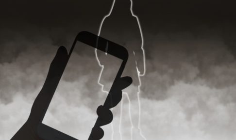 久留米市上津町で盗撮事案が発生 男が女性に対し携帯電話を差し向ける