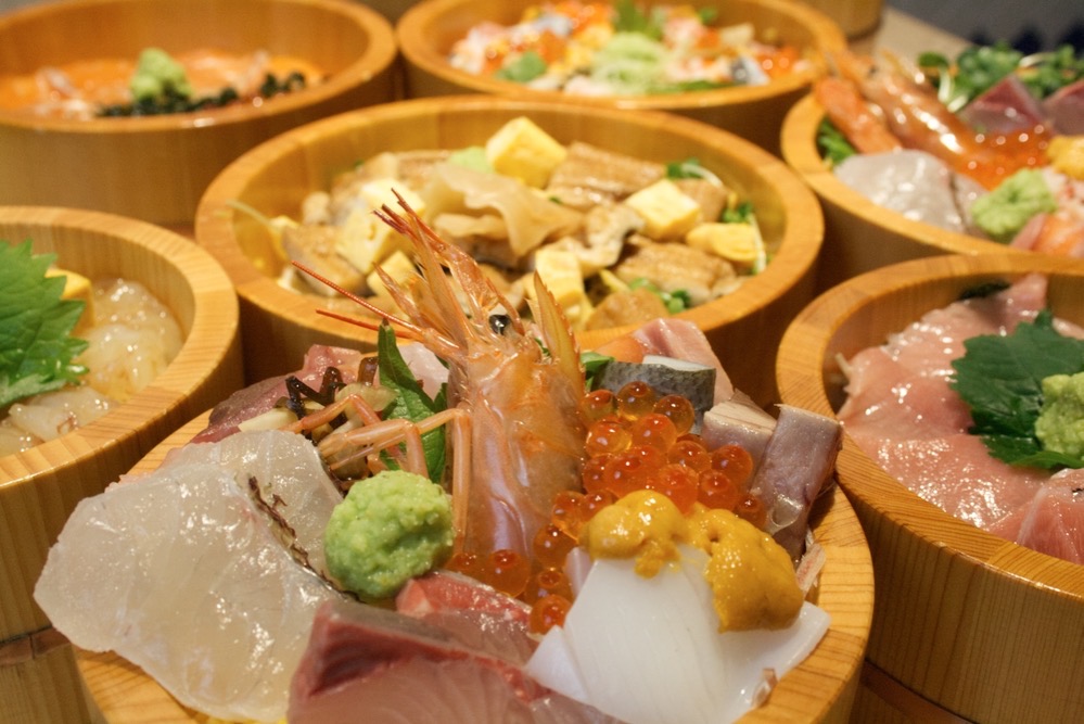 UORIKI お料理はお寿司、丼物、定食まで10種類のメニューから選ぶことができる