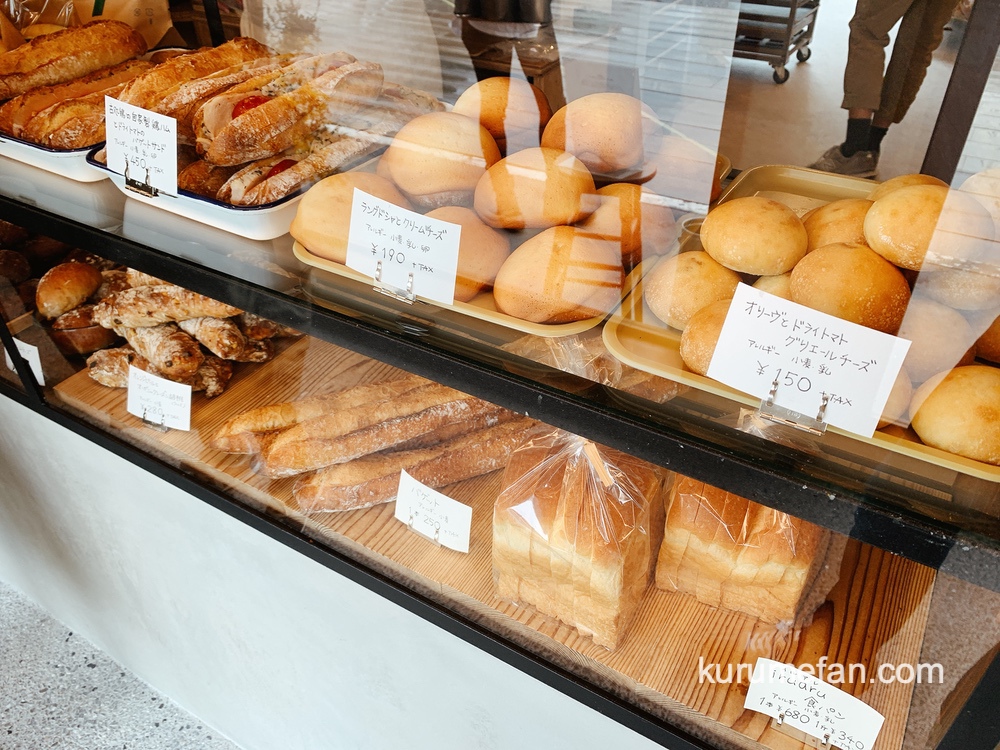 イルアル（iruaru）久留米市 店内 ショーケース内の色々なパン