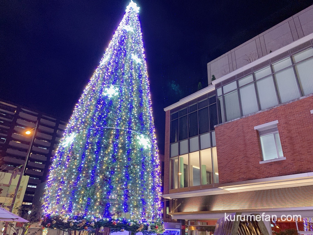 久留米シティプラザ側で、大きなクリスマスツリー くるめ光の祭典「ほとめきファンタジー」