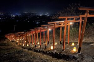 浮羽稲荷神社ライトアップアート！プロジェクションマッピングや光の夜市【うきは市】