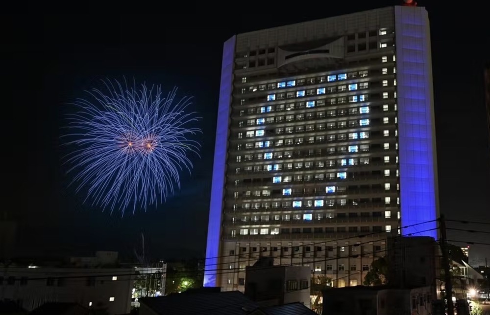 2022年4月2日 久留米市で花火打上 ブルーの花火！久留米市庁舎をライトアップ！