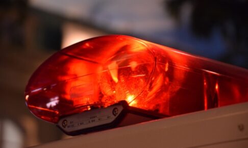 久留米市江戸屋敷の病院に車が突っ込む事故 男性1人がけが