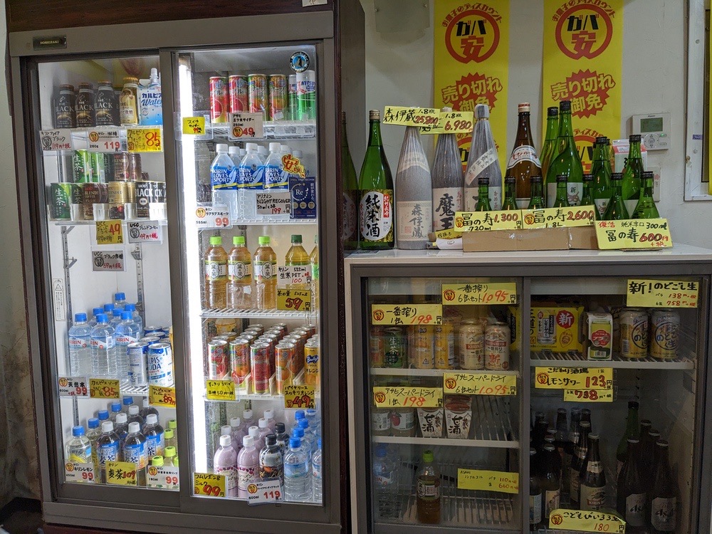 「お菓子のディスカウントガバ安」店内 冷蔵庫でジュースやアイスの販売