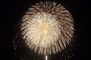 八女市 夏まつり「よかっ祭2023」山間部から打ち上げられる花火