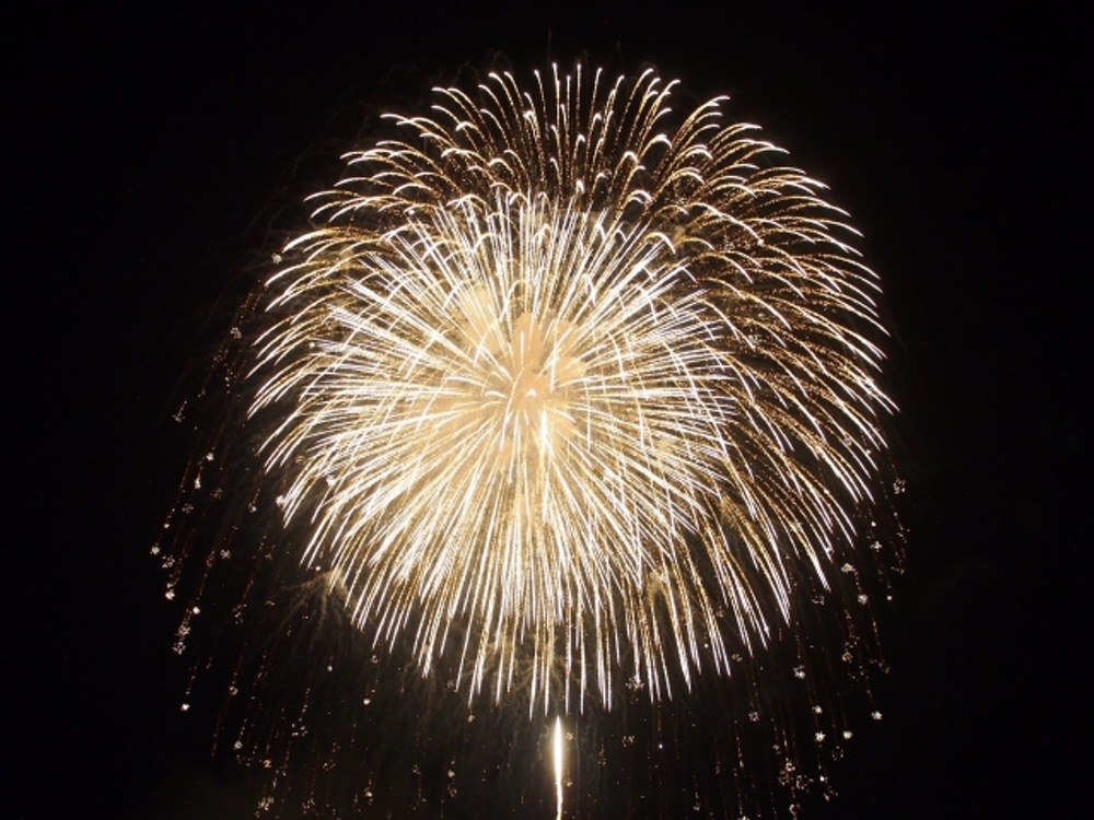 八女市 夏まつり「よかっ祭2023」山間部から打ち上げられる花火
