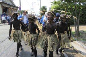 筑後市の奇祭 「久富盆綱曳き2024」大綱引いた黒鬼練り歩く【福岡県無形民俗文化財】