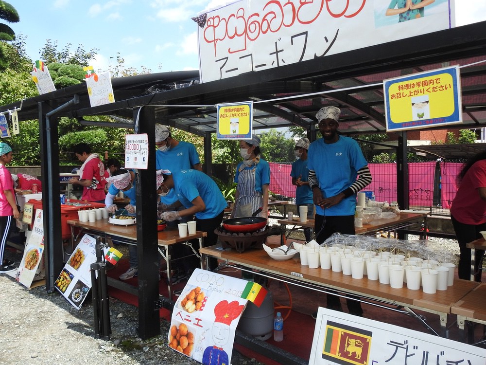 学園祭「弘堂祭」毎年大人気の食バザー 留学生が国の料理を作って販売