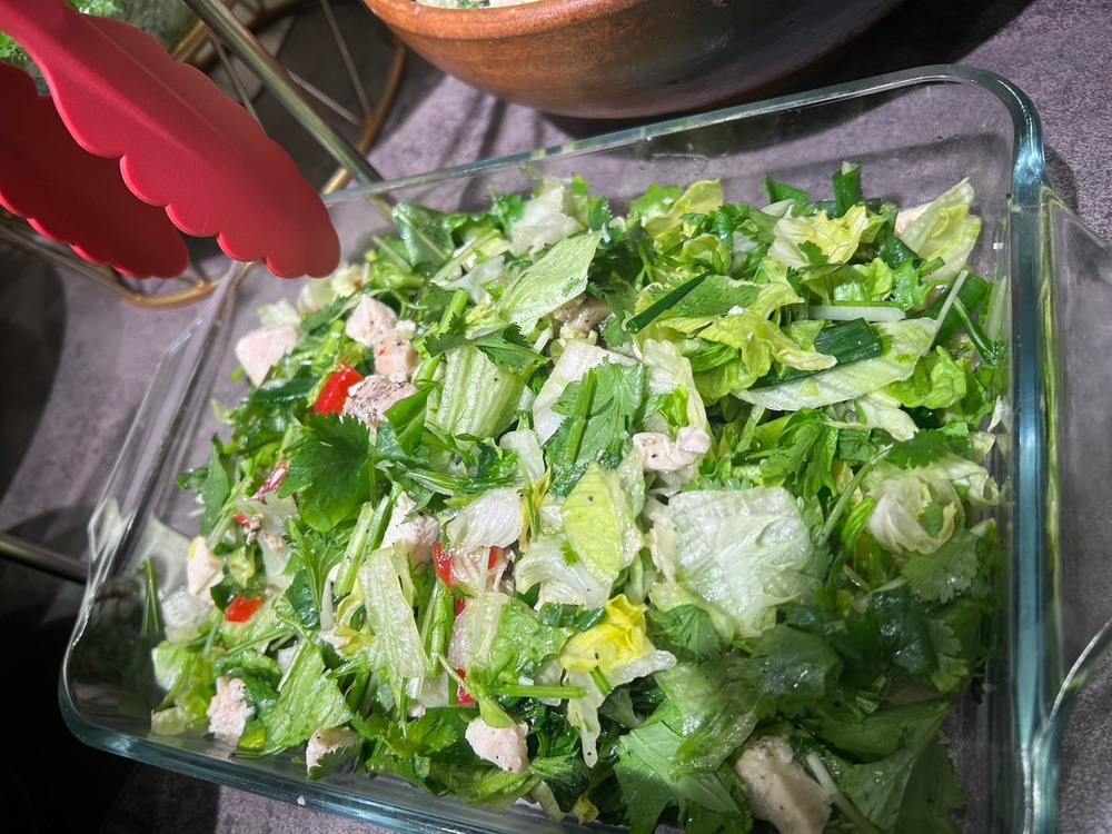 ブロンコビリーサラダバー 常時16種類以上の旬の野菜を取り入れたサラダが食べ放題