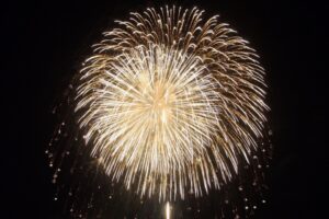 八女市 夏まつり「よかっ祭2024」山間部から打ち上がる迫力満点の花火