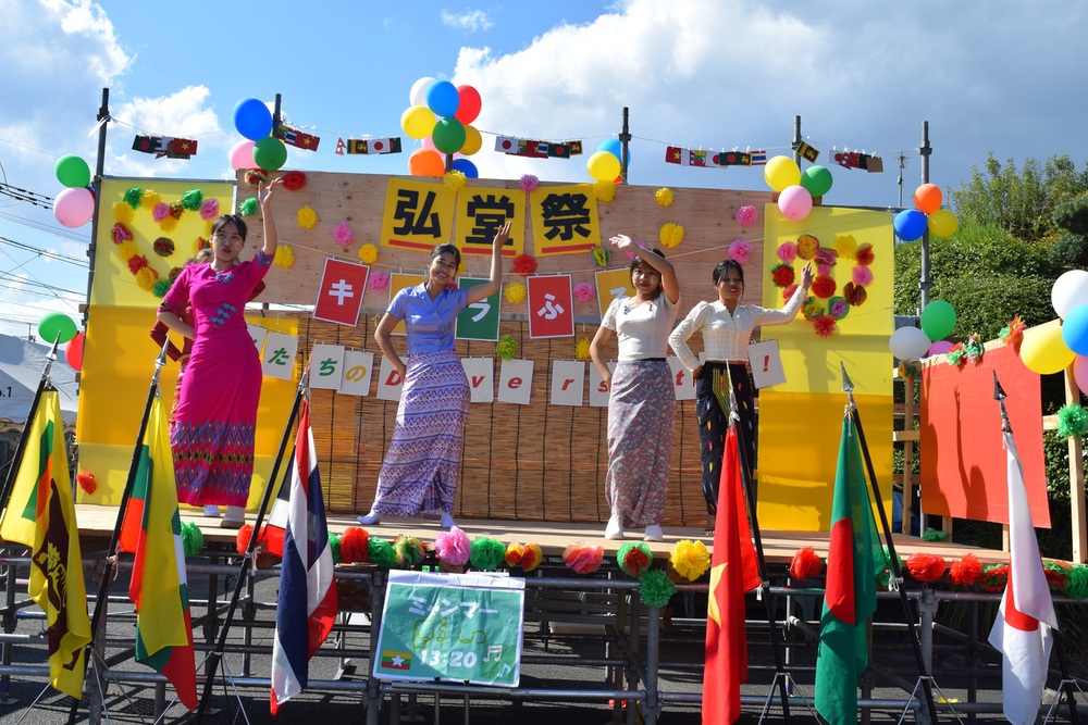 弘堂祭 メインステージで伝統的なダンスを披露