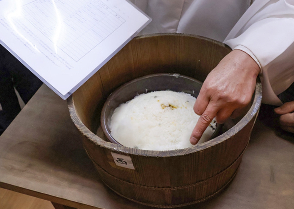 小郡市「御勢大霊石神社 粥占い」粥を用いて１年の吉凶を占う神事小郡市「御勢大霊石神社 粥占い」粥を用いて１年の吉凶を占う神事