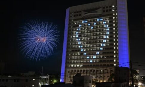 久留米市庁舎をライトアップ！ブルーの打上花火！ステージイベントも「WARM BLUE KURUME 2025」