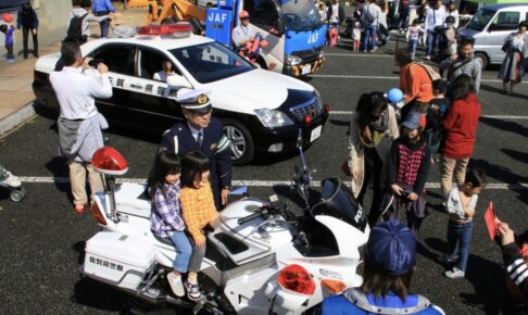 「吉野ヶ里歴史公園 交通安全フェア2025」パトカーや白バイ等の警察車両展示や演奏会