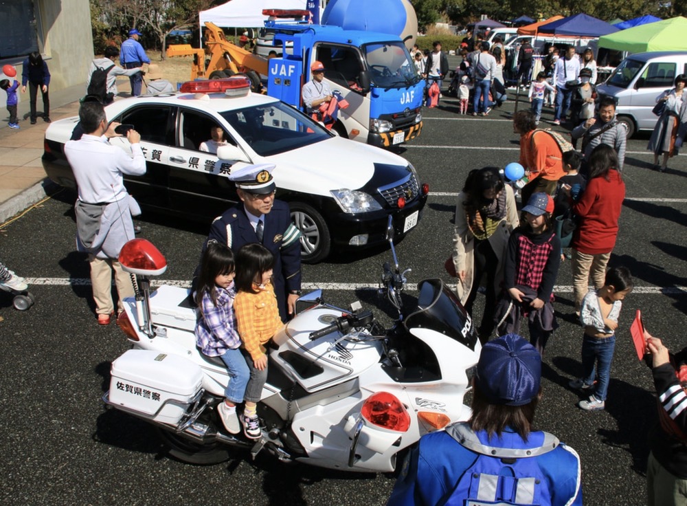 「吉野ヶ里歴史公園 交通安全フェア2025」パトカーや白バイ等の警察車両展示や演奏会