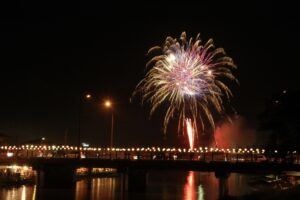 朝倉市「甘木川花火大会 流灌頂法要会」2025年8月開催！約4,000発の花火