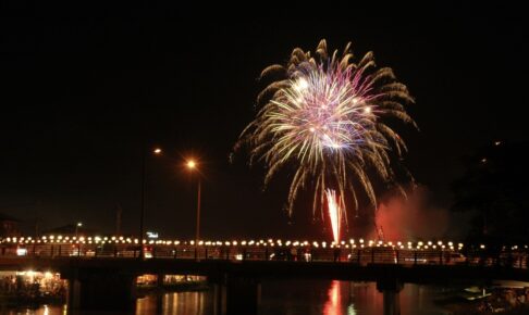 朝倉市「甘木川花火大会 流灌頂法要会」2025年8月開催！約4,000発の花火