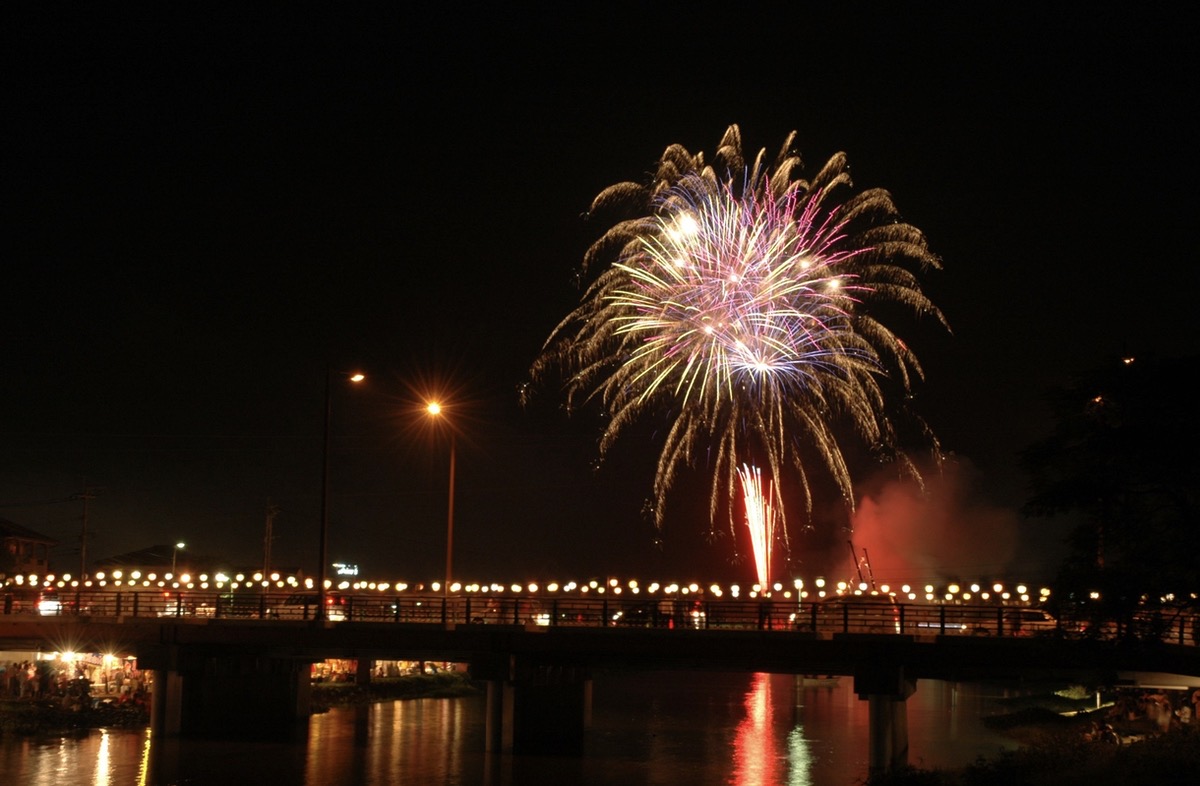 朝倉市「甘木川花火大会 流灌頂法要会」2025年8月開催！約4,000発の花火