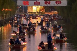 柳川市「白秋祭水上パレード」明かりを灯したどんこ舟 打上花火でフィナーレ！