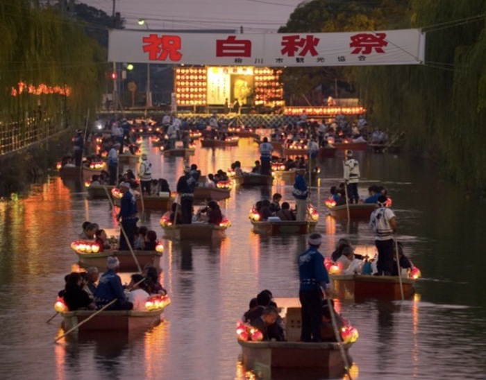 柳川市「白秋祭水上パレード」明かりを灯したどんこ舟 打上花火でフィナーレ！