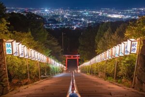 久留米市「高良大社 献灯祭2025」灯籠の灯りと夜景！131段の石段
