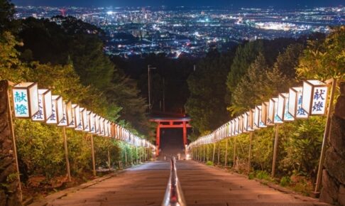 久留米市「高良大社 献灯祭2025」灯籠の灯りと夜景！131段の石段