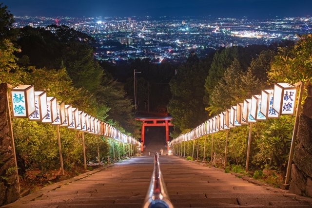 久留米市「高良大社 献灯祭2025」灯籠の灯りと夜景！131段の石段