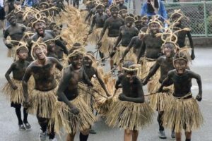 筑後市の奇祭「久富盆綱曳き2025」大綱引いた黒鬼練り歩く【福岡県無形民俗文化財】