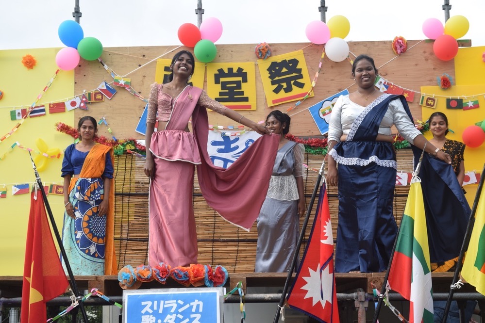 弘堂祭 メインステージで伝統的なダンスを披露 弘堂祭 メインステージで伝統的なダンスを披露