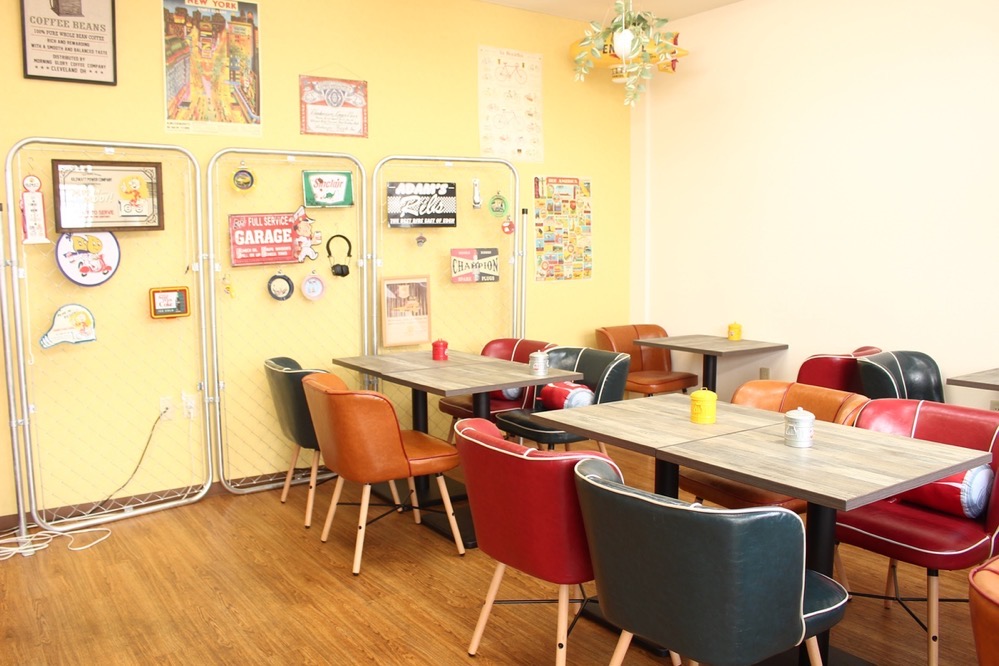 ひとやすみ お洒落な空間で食事が出来るカフェテイストの定食屋 店内