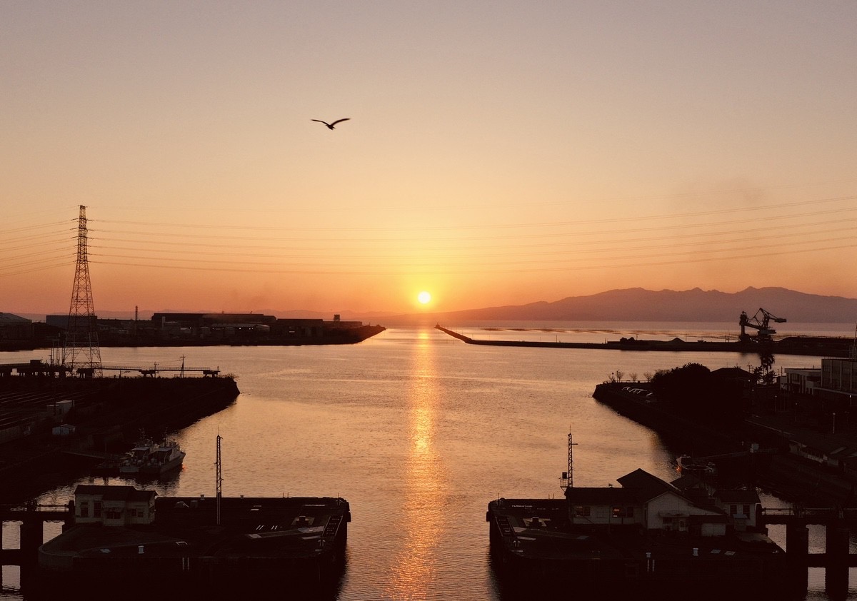 【大牟田市】三池港から見える絶景「光の航路」世界遺産からのご来光!特別開放
