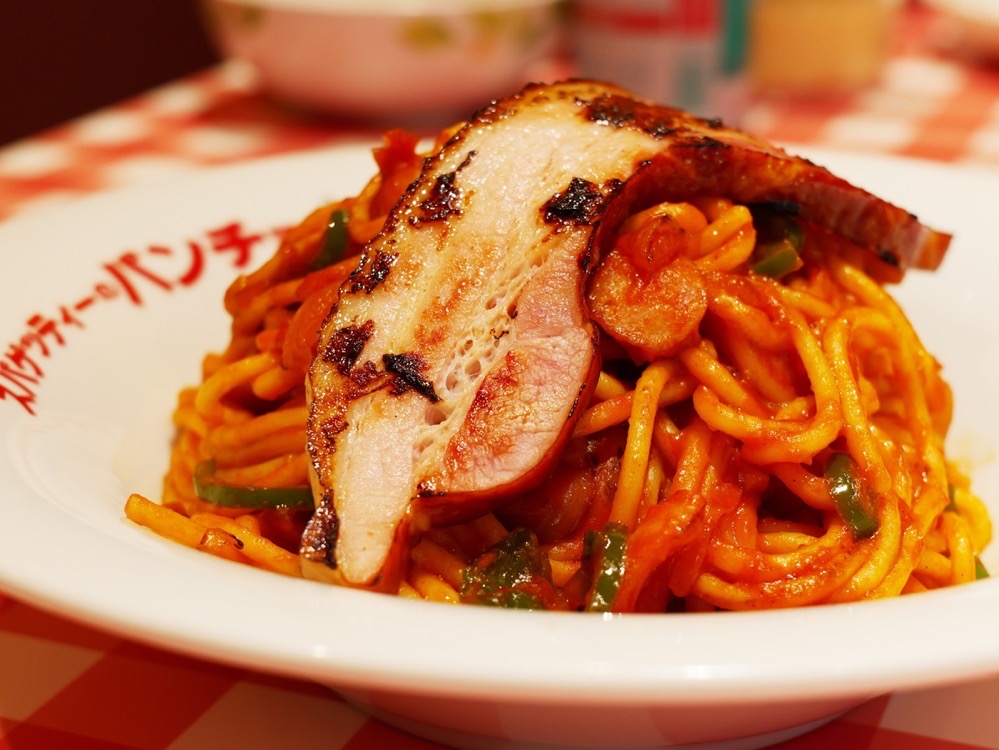 超厚切りのベーコン(420円)は人気トッピングの一つ。香ばしく焼かれたベーコンはナポリタンとの相性抜群！