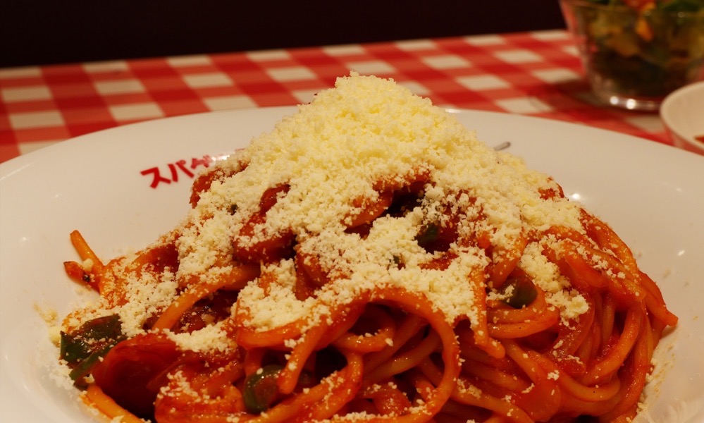 粉チーズはテーブルに設置してあるので「かけ放題」。粉チーズ好きには嬉しいサービス