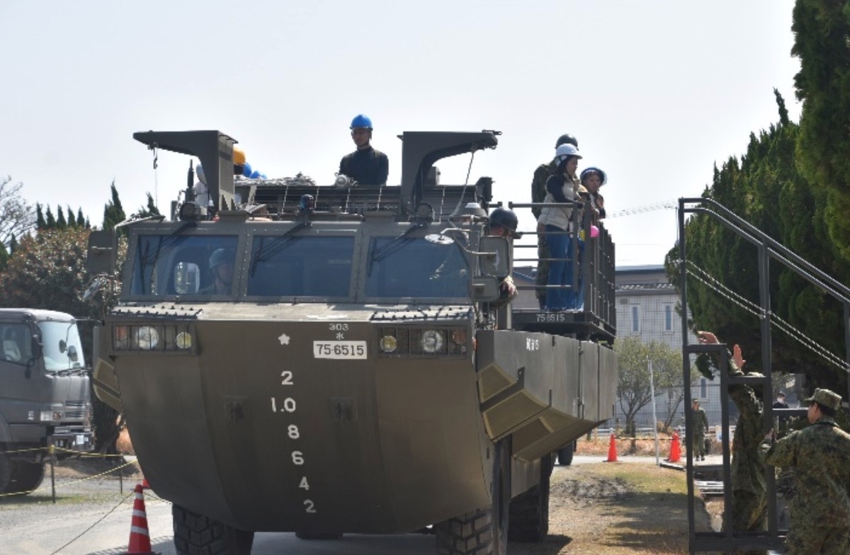 小郡駐屯地創設72周年 第5施設団創隊64周年記念行事 体験搭乗や装備品展示