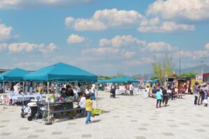 「吉野ヶ里マルシェ」グルメや雑貨が大集合！セラピードッグ体験、ふわふわ遊具も