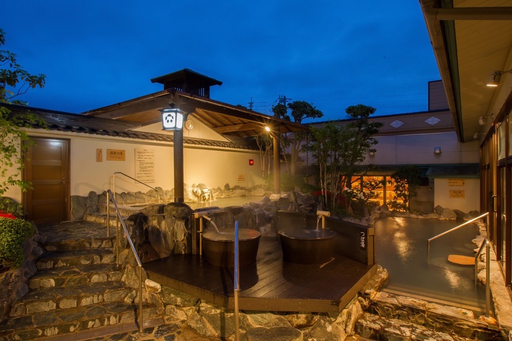 源泉掛け流し温泉久留米 游心の湯 四季の彩りに包まれながら、湯ったりとくつろげる露天風呂